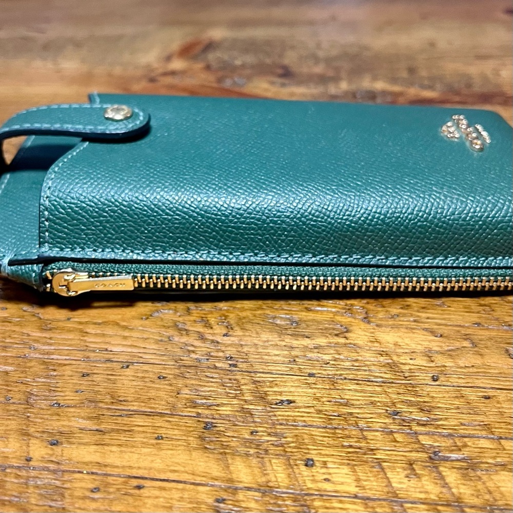 ☘️Coach Emerald Leather Phone Crossbody with Chain - Like New - Picture 5 of 9